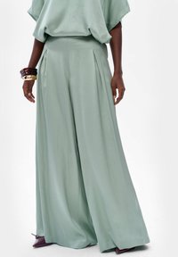 - Spodnie materiałowe