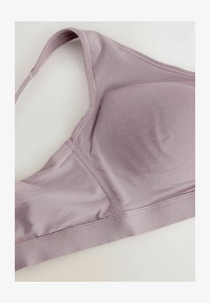 Sutien violet deschis cu o textură netedă, material moale, cupe cusute și bretele ajustabile; prezintă o bandă elastică lată pentru susținere.