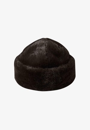 Sort pels hat med rund top og bred bånd, der har en blød tekstur og en glat finish. Designet er ensartet hele vejen igennem.