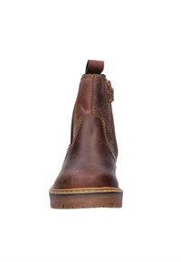 Bruine leren enkelboot met elastische zijkanten, gestikte details, een aantreklip aan de hiel en een duurzame rubberen zool.
