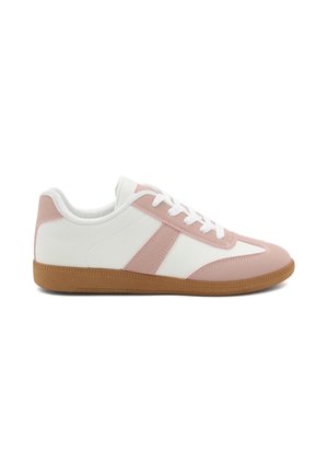 Zapatilla deportiva de corte bajo en blanco y rosa con suela de goma y cordones blancos, mostrada de perfil sobre un fondo blanco.