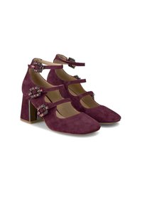 Chaussures à talons hauts en suede bourgogne avec bout carré et trois brides de cheville ornées de boucles décoratives. Talon carré avec accents métalliques.