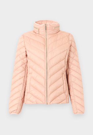 Veste matelassée rose clair avec couture en chevron, col montant avec deux poches zippées horizontales et fermeture éclair frontale.
