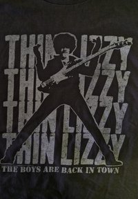 Černé tričko s grafikou hudebníka s elektrickou kytarou, s překrývajícím se textem "THIN LIZZY" a "THE BOYS ARE BACK IN TOWN."
