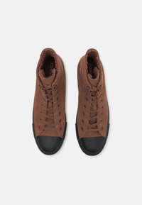 Adidași înaltă din suede maro cu vârf din cauciuc negru, căptușeală texturată și design robust cu șireturi. Accentuati cu detalii ale logo-ului.