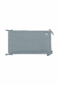 Parole de berceau en coton, forme rectangulaire, couleur bleu clair douce avec texture et petit motif de pois, présente des liens à chaque extrémité.