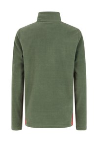 Sudadera de forro polar verde con cuello alto, mangas largas y acentos laterales rojos. Textura suave, diseño simple y dobladillo recto.