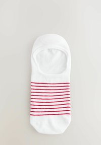 Vit socka med låg design, prydd med horisontella röda ränder. Mjuk tyg och sömlös tå för komfort.
