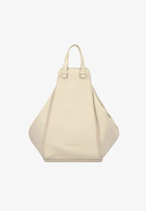 Bolso de cuero beige con forma triangular y dos asas cortas. Textura suave y diseño minimalista, con sutiles detalles de costura.