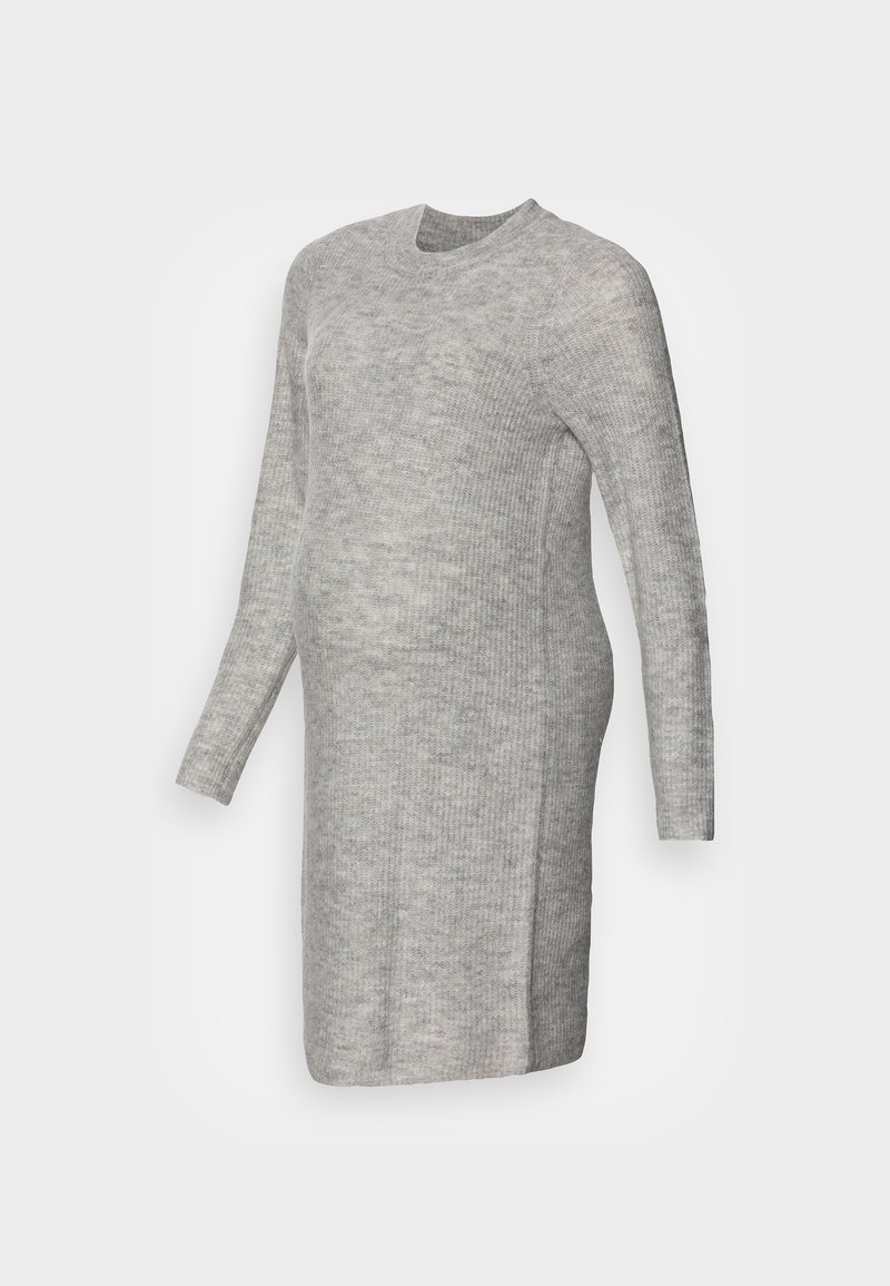 Robe de maternité en tricot gris à manches longues, col rond et silhouette ajustée, avec une texture côtelée subtile et des fentes latérales.
