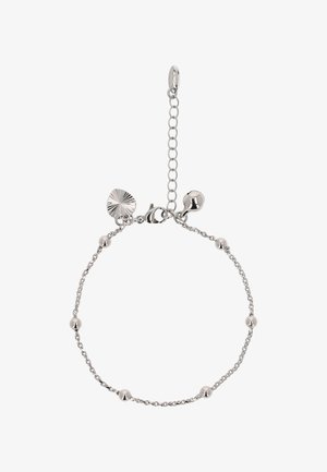 Ezüst lánc karkötő, kis kerek gyöngyökkel egyenletesen elhelyezve, és két díszítő charm a homár csat közelében.