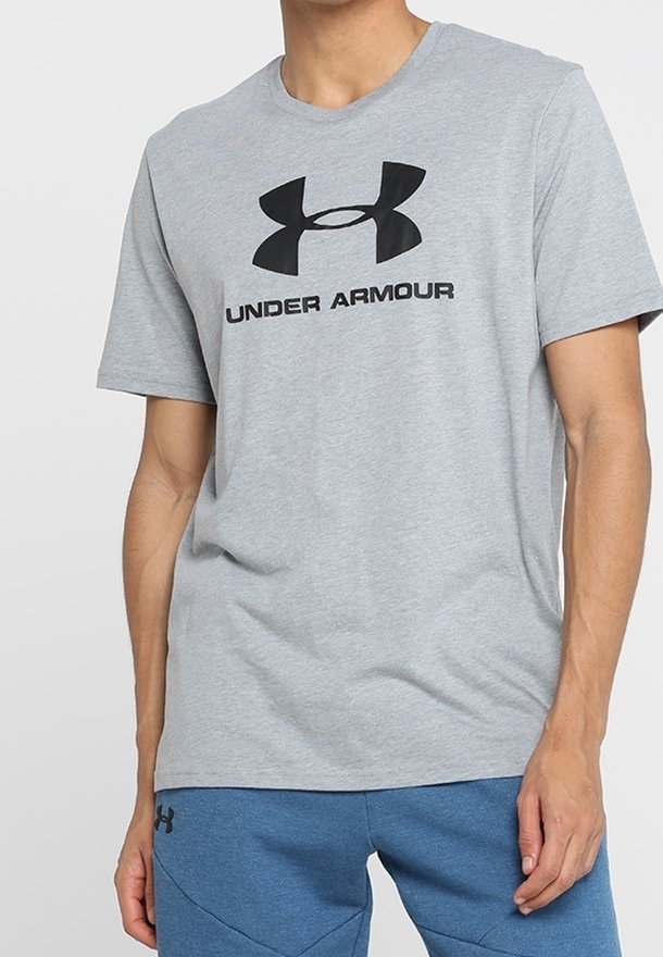 Grå t-shirt med kort ärm som har en svart "Under Armour"-logotyp över bröstet, tillverkad av mjukt tyg med en klassisk rund halsdesign.