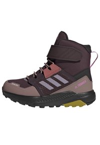 Ciemnofioletowe buty trekkingowe z wzmocnionym noskiem, siateczkowymi panelami, trzema białymi paskami, regulowanym paskiem na rzep i teksturowaną czarną podeszwą.