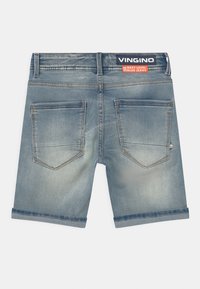 Jasnoniebieskie szorty dżinsowe z podwiniętym dołem, dwoma tylnymi kieszeniami, szlufkami na pasek oraz metką marki Vingino umieszczoną nad prawą kieszenią.