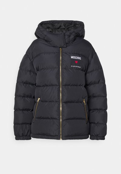 Crna puffer jakna s kapuljačom, zlatnim patentnim zatvaračima i izvezenim tekstom "MOSCHINO" s srcem. Ispod je natpis "U LJUBAV VJERUJEMO".