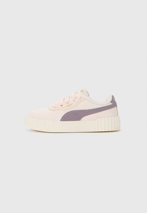 Baskets basse avec un dessus rose clair, une rayure mauve sur le côté, des lacets roses et une épaisse semelle en caoutchouc blanc cassé.
