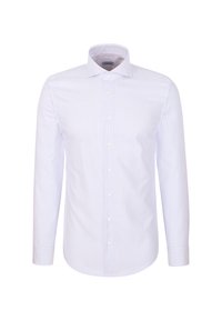 Chemise blanche à manches longues avec des rayures verticales bleu clair, boutonnée sur le devant, col pointu sur fond uni.