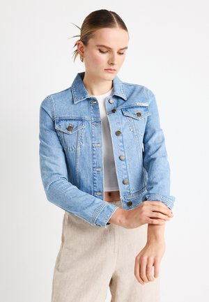 Lichtblauwe spijkerjasje met twee borstzakken, knoopsluiting en een cropped ontwerp. Voorzien van een klassieke kraag en licht aangesloten mouwen.