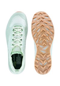 Scarpe da ginnastica di un leggero verde menta con una superficie testurizzata, lacci bianchi e una suola in gomma con un motivo a zigzag.