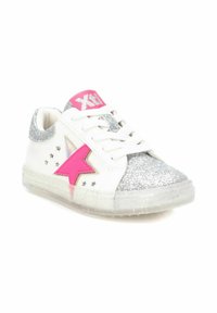 Zapatilla blanca con accents de purpurina plateada, detalle de estrella rosa y un logo rosa en la lengüeta. Con una suela texturizada y patrones de estrellas.