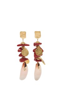 Złote kolczyki z piętrowymi czerwonymi kształtami, teksturowanymi dyskami i akcentami w kremowej muszli, prezentujące mieszankę materiałów i kolorów.