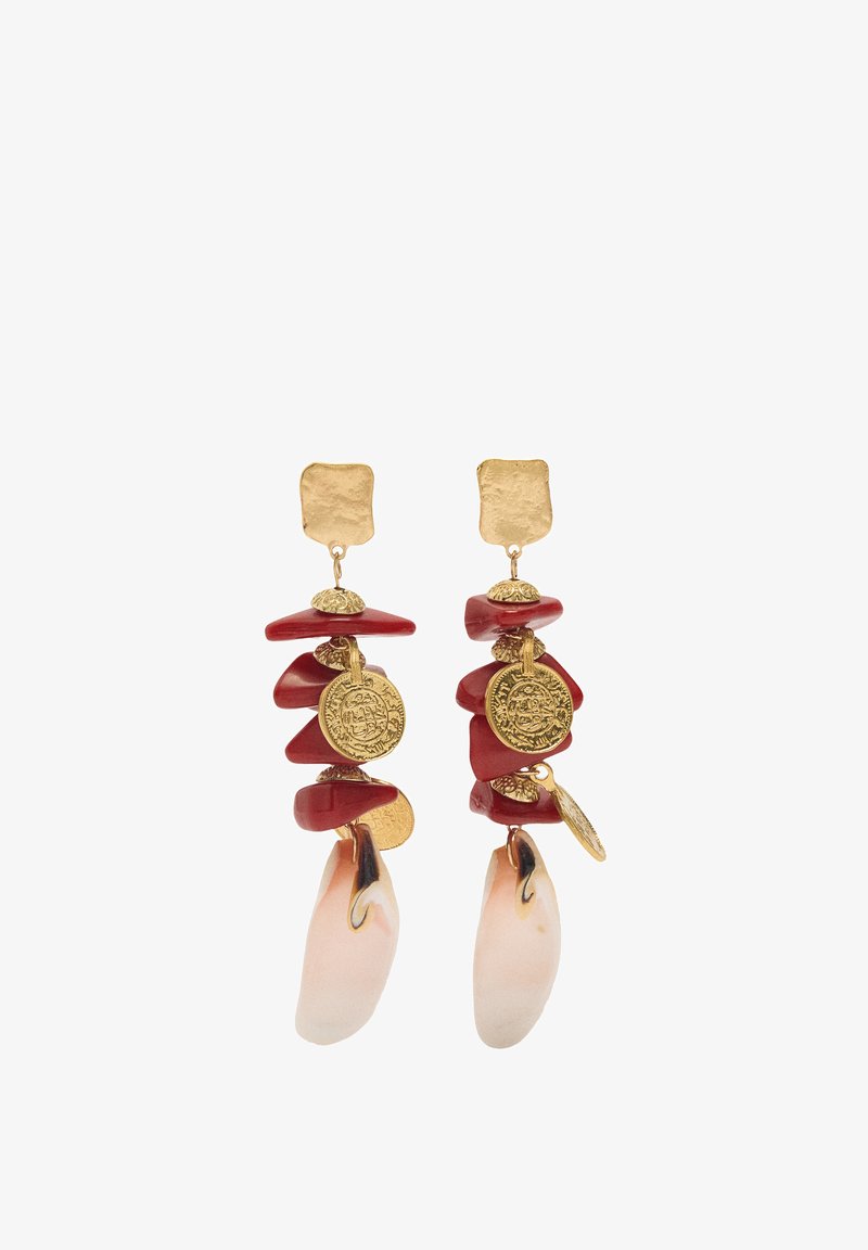 Złote kolczyki z piętrowymi czerwonymi kształtami, teksturowanymi dyskami i akcentami w kremowej muszli, prezentujące mieszankę materiałów i kolorów.