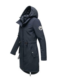 Jūras zils ūdensnecaurlaidīgs parka ar quiltētu kapuci, regulējamu šnūrīti jostas vietā un priekšējām kabatām. Uz piedurknes ir logotipa uzlīme.