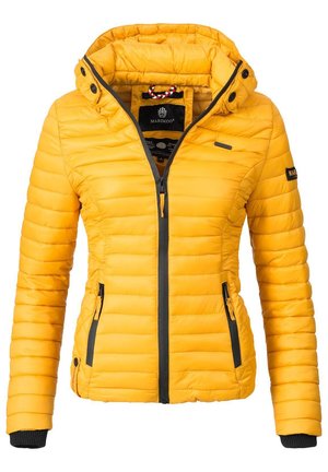 Gelbe gepolsterte Jacke mit Kapuze, Frontreißverschluss und Seitentaschen. Verfügt über schwarze Akzente entlang der Reißverschlüsse und Bündchen sowie über eine gesteppten Textur.
