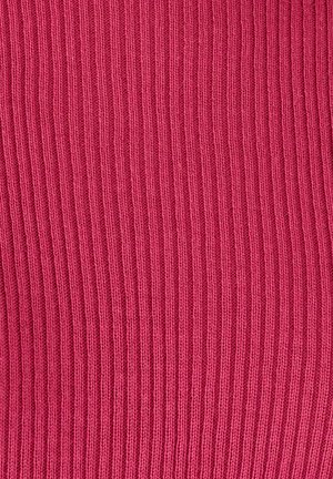 Geribbelde stof in een diepe roze kleur, met verticale lijnen die een textuur creëren voor extra diepte en dimensie.