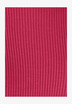 Rippstoff in einem tiefen Pinkton, mit vertikalen Linien, die ein strukturiertes Aussehen erzeugen und zusätzliche Tiefe und Dimension verleihen.