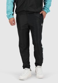 Zwarte sportbroeken met een elastische tailleband en boorden, voorzien van lichtblauwe zijstrepen en een klein wit logo aan de voorkant.