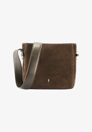 Ciemnobrązowa zamszowa torba na ramię z szerokim skórzanym paskiem i małym złotym emblematem z przodu na białym tle.