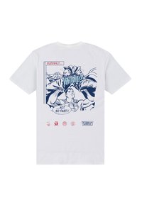 Hvid bomulds t-shirt med en blå tegneserie-stil grafik på ryggen, med tekst der inkluderer "WHAM!!" og "IKKE SÅ HURTIGT!!" i fed skrift.