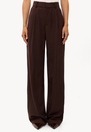 Bruine brede pijpen broek met krijtstrepen, een gladde textuur, een hoge tailleband en puntige donkerbruine schoenen. Een op maat gemaakte pasvorm voor een verzorgde uitstraling.