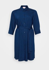 Abito button-up blu navy con strisce bianche verticali, vita con cintura e maniche a tre quarti. Presenta un colletto e bottoni neri.