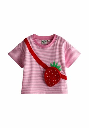 Roosa-valge triibuline lühikeste varrukatega väikelapse särk punase maasika kuju rahakotiga ja rohelise lehe detailiga ees.