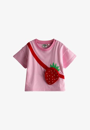 Lyserød og hvidstribet kortærmet småbørnstrøje med fastsyet rød pung formet som en jordbær og grønt bladdetalje over fronten.