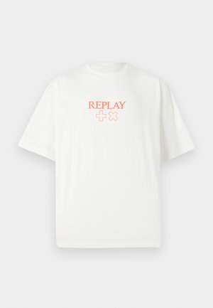 Bílý tričko s kulatým výstřihem a krátkými rukávy. Na přední straně se nachází oranžový nápis "REPLAY" a symboly "+" a "×". Měkká látka, volný střih.