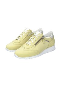 Baskets jaune clair en matériaux mesh et daim. Elles présentent des lacets blancs, une fermeture éclair sur le côté et une semelle en caoutchouc blanche contrastante.