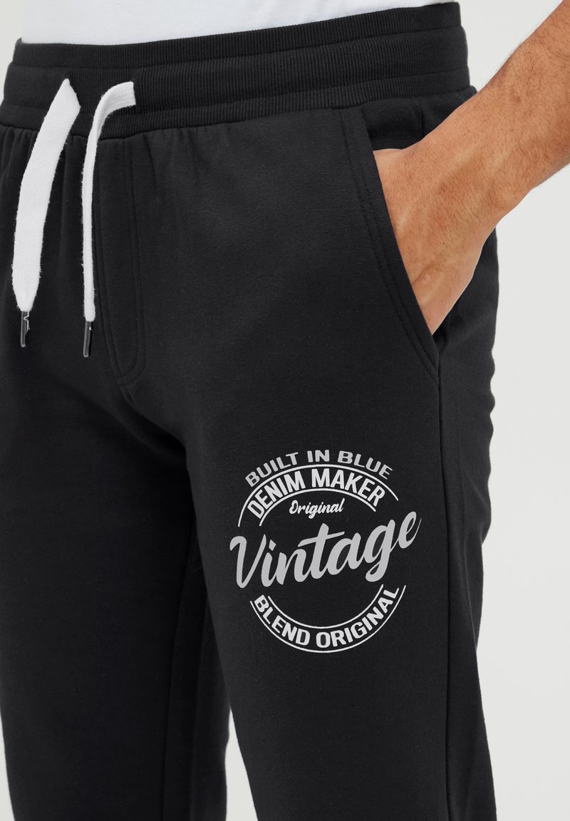 Herren Trainingsanzüge | Blend BHTHOMMY Jogginghose black/schwarz - WH14133 Herren Trainingsanzüge | Blend BHTHOMMY Jogginghose black/schwarz - WH14133