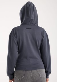 Donkergrijze hoodie met lange mouwen, voorzien van een eenvoudig ontwerp en een geborduurd logo op de achterkant. Glad, lichtgewicht stof.