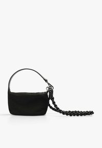 Sac à main en tissu noir avec une finition lisse, présentant une courte poignée et une bandoulière en chaîne tressée. Fermeture zippée sur le dessus.
