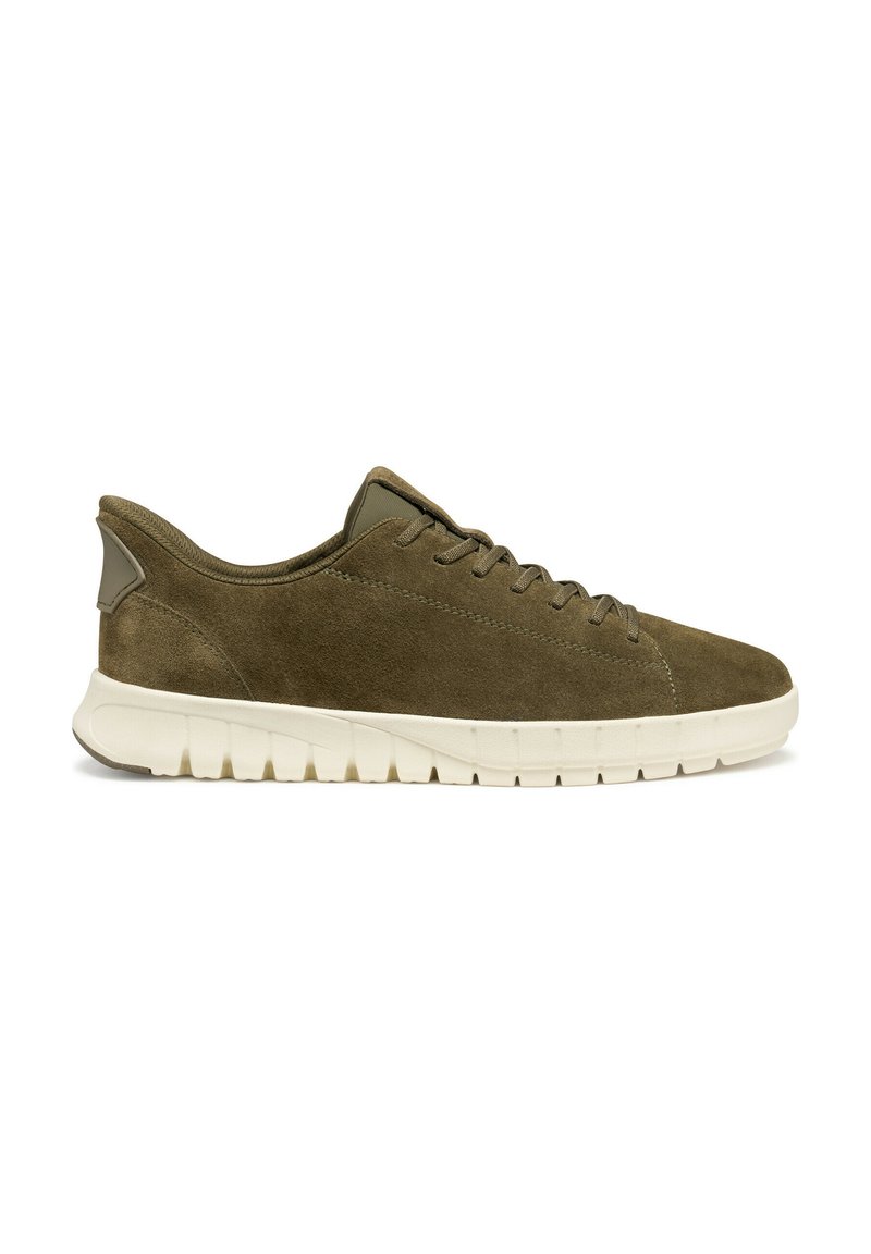 Zapatillas de ante verde oliva con una suela de goma blanca, que presentan una punta redonda, un diseño con cordones y un acabado suave y texturizado.