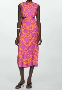 Robe avec corsage ajusté et détails découpés dans un motif floral vibrant rose et orange. Sans manches, longueur aux genoux, tissu texturé.