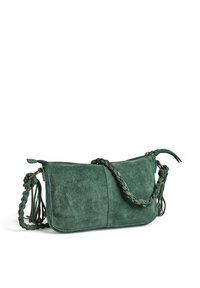 Sac à main en daim vert avec une bandoulière tressée, de forme rectangulaire, fermeture éclair et accents en pompon. La texture est douce et matte.