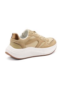 Baskets en daim beige et synthétique lisse avec une épaisse semelle intermédiaire blanche, un bout arrondi et des accents métalliques bruns sur le talon. Semelle extérieure en caoutchouc texturé.