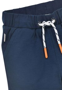 Pantaloni corti blu navy realizzati in tessuto morbido con vita elasticizzata, caratterizzati da un cordino con punte arancioni e tasche frontali.