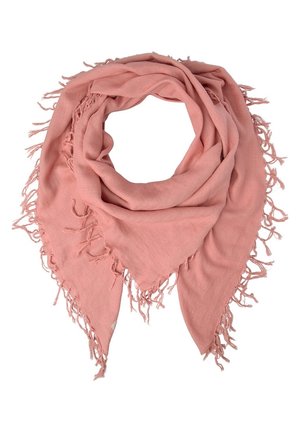 Miękki różowy trójkątny szalik z frędzlami na krawędziach, luźno złożony w okrągły kształt na białym tle.