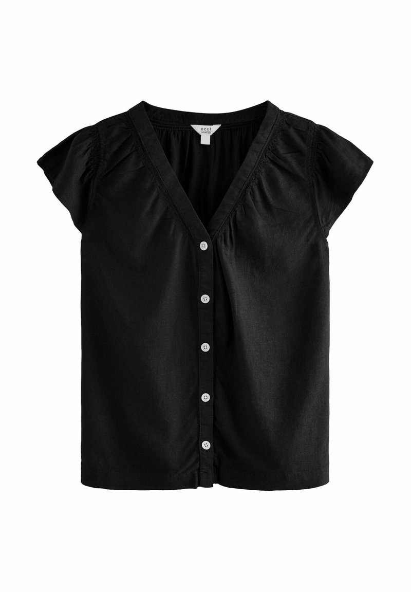 Blouse noire à manches courtes avec col en V, boutons blancs sur le devant et légers fronces aux épaules et à la poitrine.