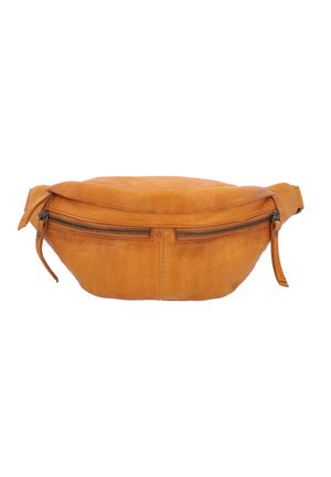 Braune Leder-Gürteltasche mit zwei horizontalen Reißverschlusstaschen und verstellbarem Riemen auf weißem Hintergrund.